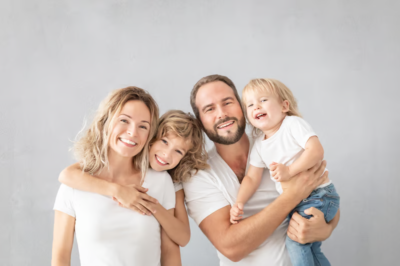 Familia sonriendo, pacientes de Illescasdent